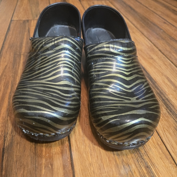 Stylish Zebra Pattern Clogs - Picture 4 of 6